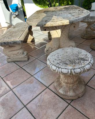 Tavolo in pietra con 2 panche e 4 sedute