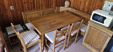 Tavolo in legno, 3 sedie e panca ad angolo