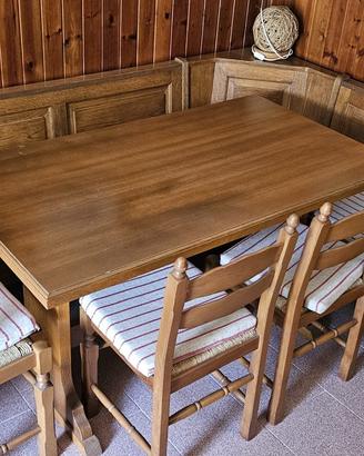 Tavolo in legno, 3 sedie e panca ad angolo