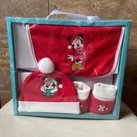 Set neonato Disney cappello, babucce, bavaglia.