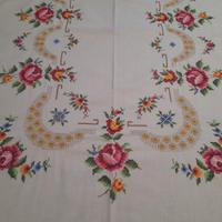 Tovaglia vintage ricamata punto croce