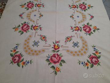 Tovaglia vintage ricamata punto croce