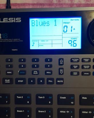 Drum machine Alesis SR18 inusata