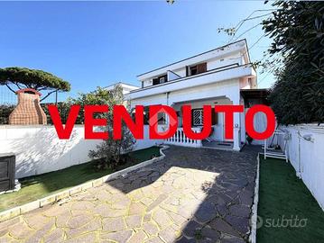 VILLA A SCHIERA A ARDEA