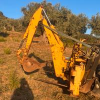 Retro escavatore trattore