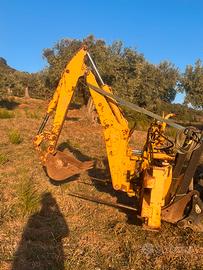 Retro escavatore trattore