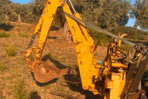 Retro escavatore trattore