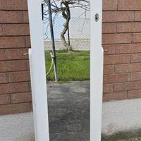 armadio specchio con gioielli 