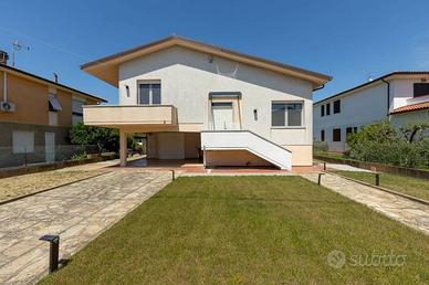 Villa di 197 m² con 5 locali e box auto a Cascina