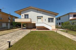 Villa di 197 m² con 5 locali e box auto a Cascina