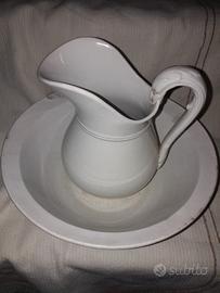 BROCCA CON CATINO ,FINE 800 ,IN CERAMICA BIANCA .