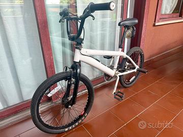 BMX freestyle 20” – manubrio 360°, ruote 48 raggi