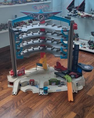 Hot wheels pista parcheggio