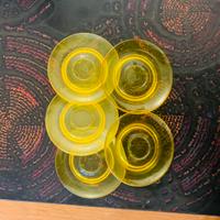 5 piattini gialli di plastica dura