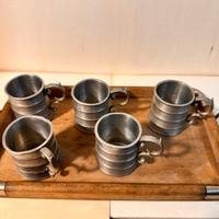 Antiquariato-Vassoio con 5 tazze in peltro