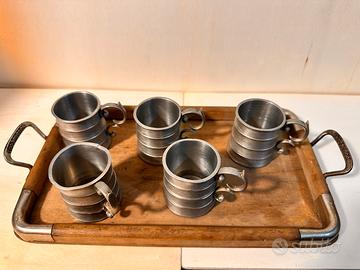 Antiquariato-Vassoio con 5 tazze in peltro