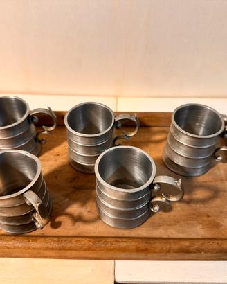 Antiquariato-Vassoio con 5 tazze in peltro