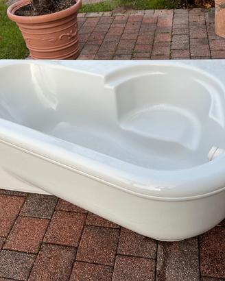 Vasca da bagno in materiale acrilico