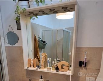 mobile bagno con specchio e luce in legno