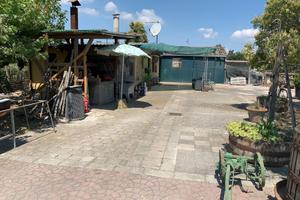 Terreno con casa in legno e magazzino