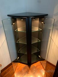 Vetrina angolare con illuminazione