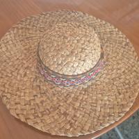 Ampio cappello di paglia da donna