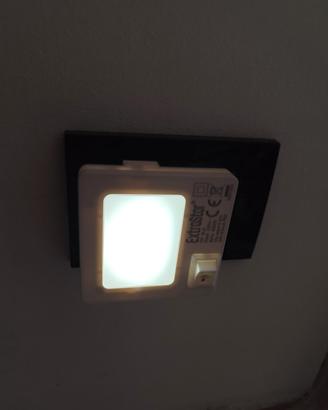 Luce LED notturna con interruttore 