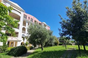QUADRILOCALE CON CANTINA E POSTO AUTO