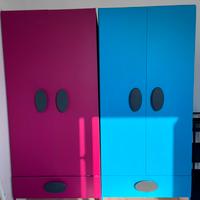 Armadi azzurro e fucsia