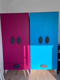 Armadi azzurro e fucsia