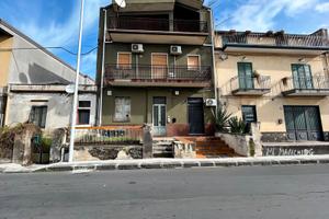 02 Belpasso intero stabile tre livelli, terrazzo