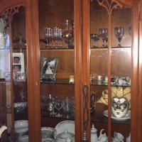 Vetrina in ciliegio con ripiani in cristallo