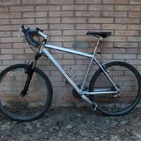 Bici Mtb ibrida manubrio corsa (stile gravel)