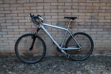 Bici Mtb ibrida manubrio corsa (stile gravel)