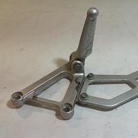 SUPPORTO DX PEDANA PILOTA APRILIA RSV - TUONO 1000