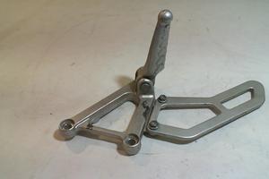 SUPPORTO DX PEDANA PILOTA APRILIA RSV - TUONO 1000