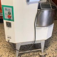 frigo, fornelli e impastatrice professiona