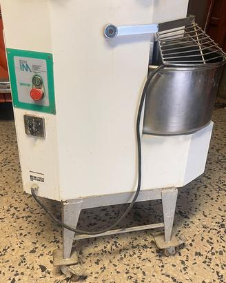 frigo, fornelli e impastatrice professiona