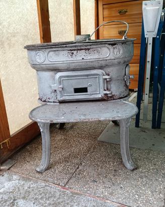 Stufa antica in ghisa