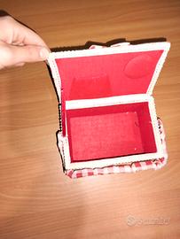 cestino o bauletto in miniatura a quadretti rosso 