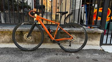 Bici Gravel Focus Atlas 6.8 2024