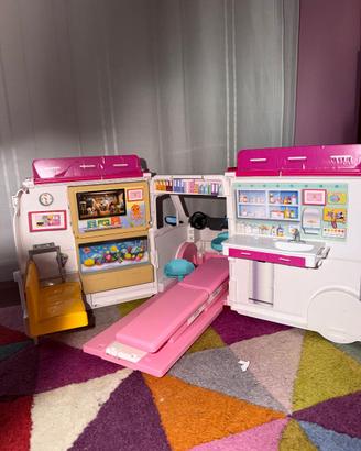 Barbie , Ambulanza e clinica  con luci e sirena