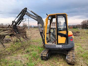 escavatore volvo ECR38  4600 ore