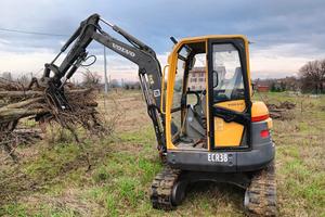 escavatore volvo ECR38  4600 ore