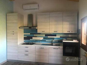 Cucina lineare con elettrodomestici nuovissima