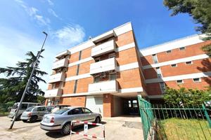 Comodo trivani con terrazzino e cantina e p.auto!