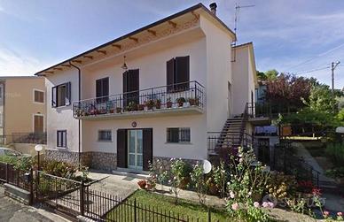 Villa di 320 m² con più di 5 locali e box auto a C
