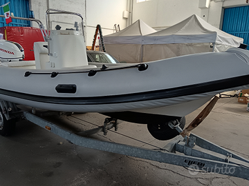 Gommone con chiglia rigida