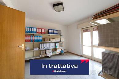 ACIREALE - AMPIO LOCALE USO MAGAZZINO CON ZONA UFF