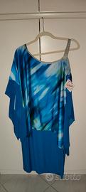 Abito elegante color azzurro con mantella chiffon